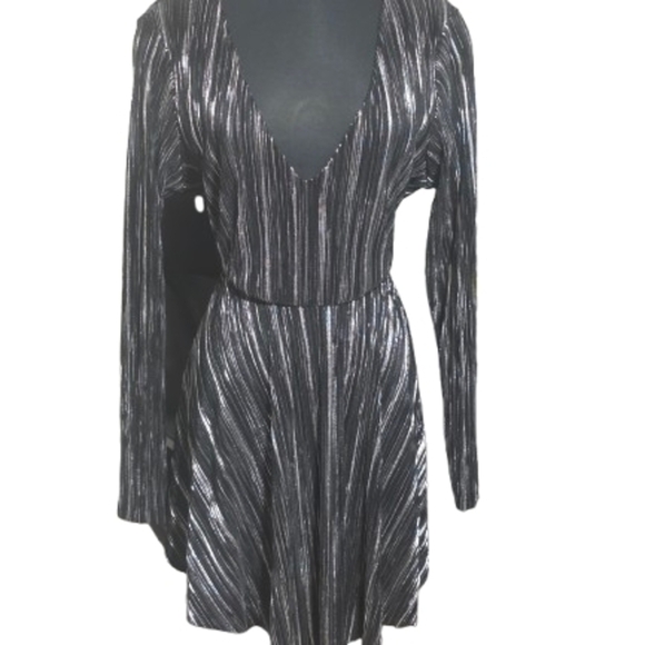 Boohoo Dresses & Skirts - Boohoo Black/SilverMetallic Mini Dress – Size 16 – Deep V Party Dress NWOT
